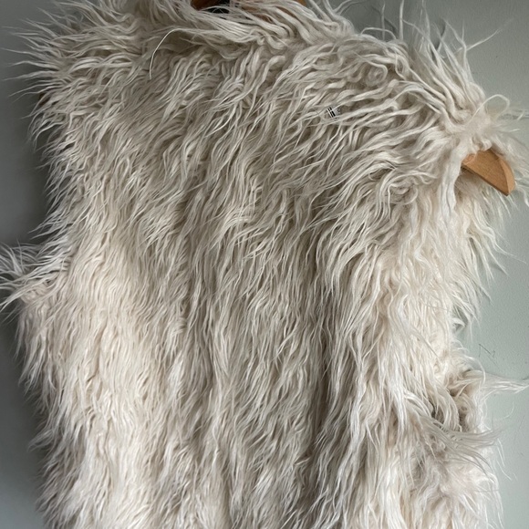Graham & Spencer Cream Faux Fur Fluffy Vest Size Medium US 6 Chic Vest - Picture 9 of 14